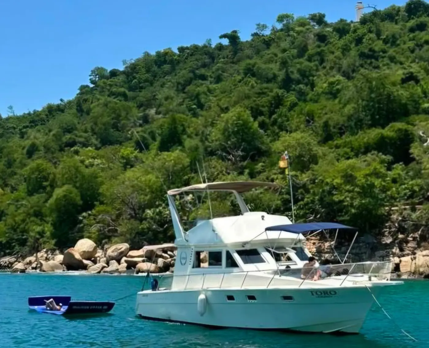 Yate Toro anclado frente a Isla Roqueta con el tapete flotante en el agua